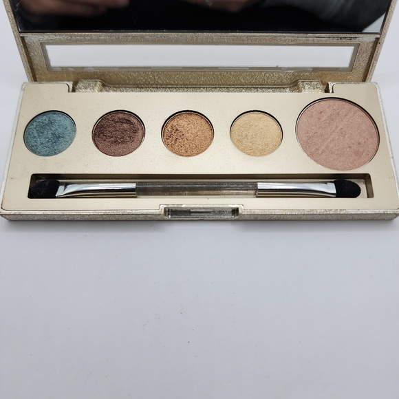 The Body Shop Other - ✨️5 for $30✨️ The Body Shop Eye & Cheek Palette